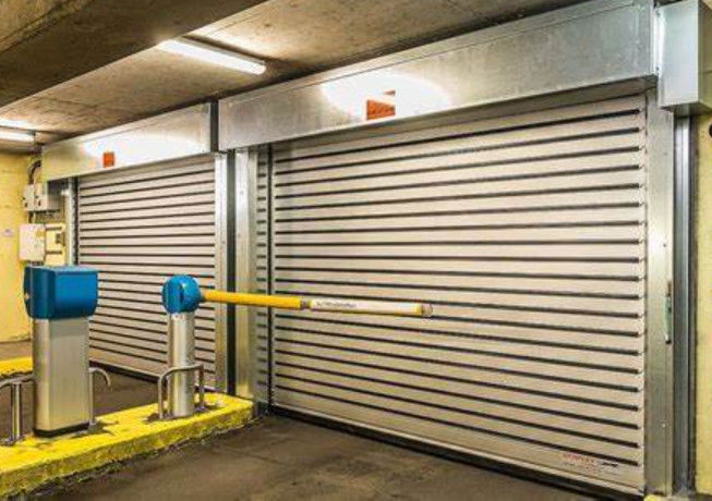 Porta a spirale di alta velocità trasparente in alluminio sicuro con sistema di sicurezza con sensore fotoelettrico e permeabilità all'aria ≤ 2,0 m3/ M2.s