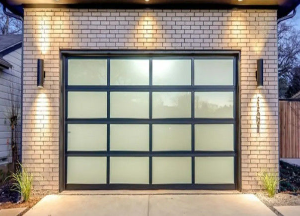 Durazione idraulica personalizzata Classe 3 Vetro trasparente Porta di garage sezionale Stile di design moderno