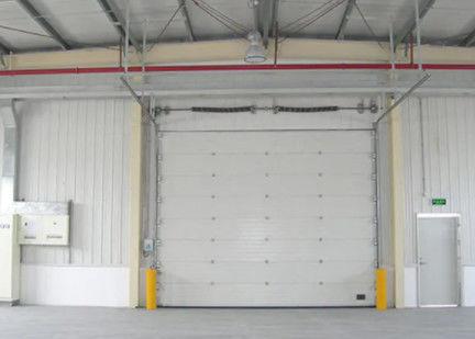 Stazione antincendio industriale commerciale sezionale porte aeree riducenti il rumore colore bianco automatico modellato
