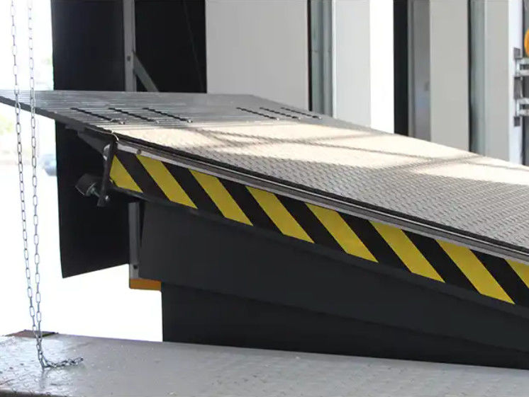 Meccanico Dock Door Levelers Workshop Automatic Dock Plate 25000-40000LBS Sicuro