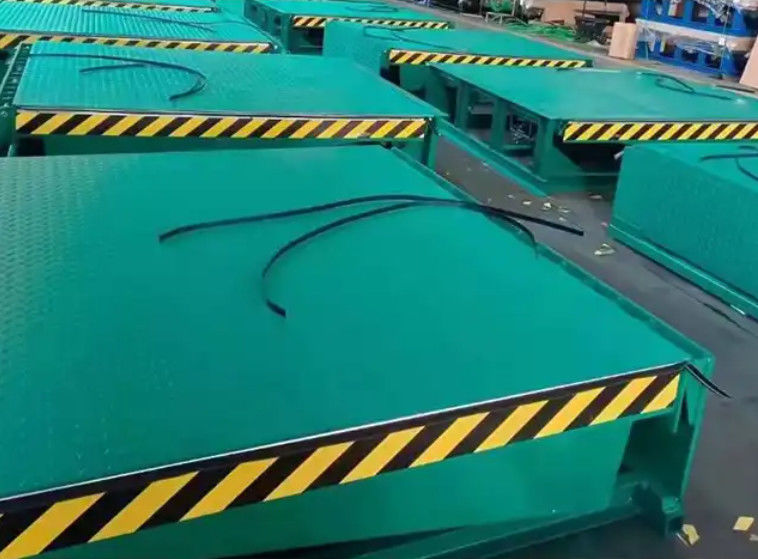 Livellatori per porte a banchina elettrici Officina Piastra automatica per banchina 25000-40000 libbre Design sicuro per un carico sicuro Cilindro di carico meccanico automatico in acciaio Rampa di banchina idraulica livellatrice