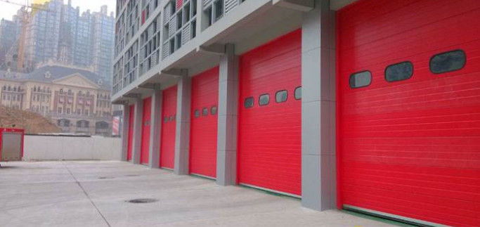 Portoni di sezione industriali a forma automatica con manico chiudibile e porte di sezione in acciaio bianche