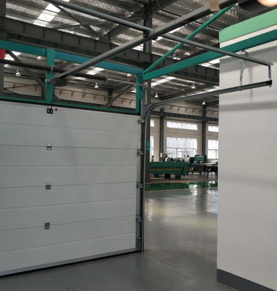 Porta sezionale industriale per garage e magazzini con isolamento termico in acciaio, scorrevole verticale automatico, di alta qualità e sicurezza.