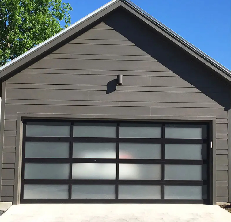 Moderna porta da garage sezionale in alluminio nero elegante con telaio in vetro temperato trasparente, stile sezionale con apertura manuale o automatica