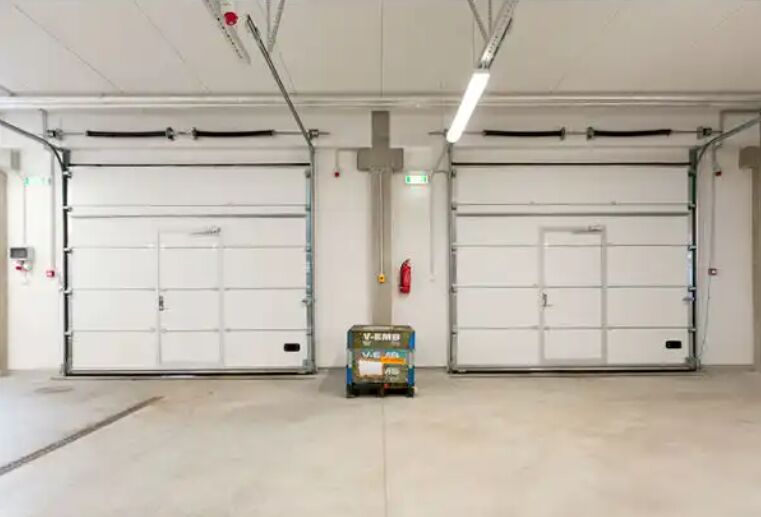 Porte sezionali automatiche per magazzini in acciaio personalizzate per caserme dei pompieri industriali