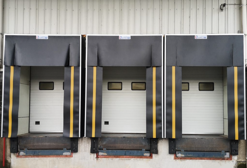 Sistema di carico regolabile in acciaio zincato per portoni industriali, soluzione durevole per aree di carico magazzino